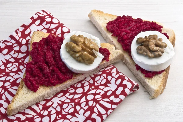 Sandwich with red beet spread, goat cheese and walnut — Stock Photo, Image