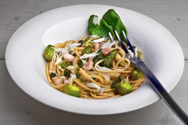 Spagetti yeşil kuşkonmaz ve karides