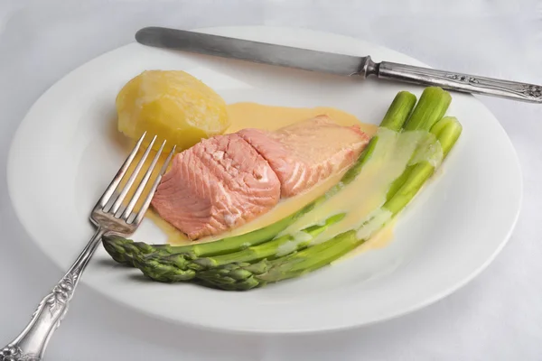 Yeşil kuşkonmaz ve sos maltaise (hollandaise varyasyon ile haşlanmış somon)