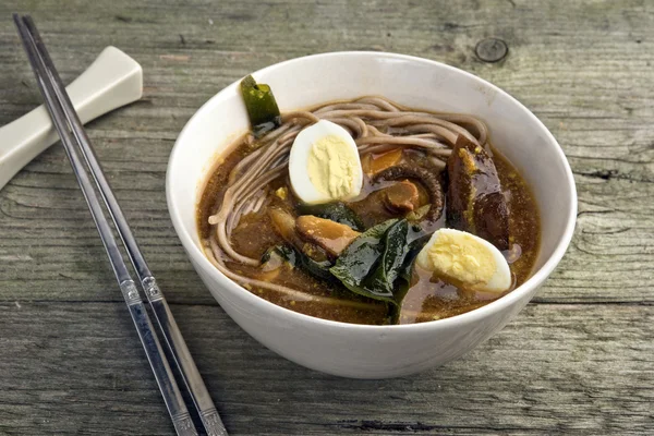 Japon tarzı vejetaryen köri shitake, deniz yosunu, bıldırcın yumurtası ve