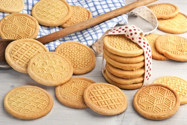 Ruky razítko kulaté máslo cookies — Stock fotografie