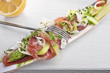 Shaved kuşkonmaz, jambon ve parmesan salatası