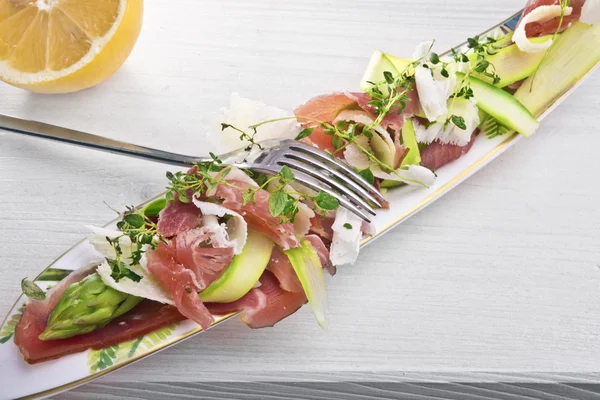 Shaved kuşkonmaz, jambon ve parmesan salatası