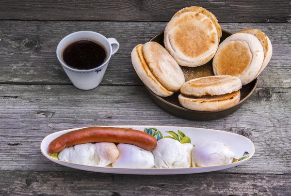 Haşlanmış yumurta ve sosis Kahvaltı