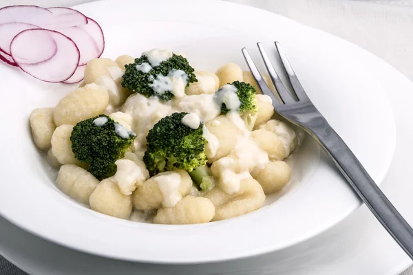 Broccoli gnocchi with cheese sauce — Stock Photo, Image