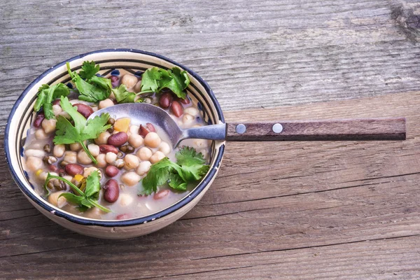 Sopa de frijoles mezclados con cilantro fresco . Imágenes de stock libres de derechos