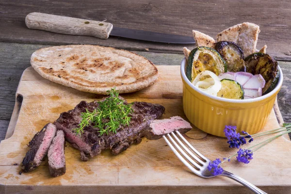 Provence-i stílusú ló hús készült specialitásokkal steak ratatouille és Stock Kép