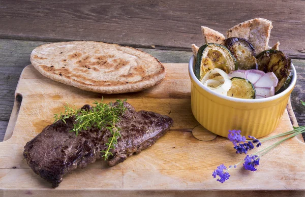 Provence-i stílusú ló hús készült specialitásokkal steak ratatouille és Stock Fotó