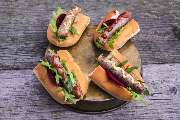 Perros calientes gourmet miniatura con salchicha de estilo bávaro . Fotos de stock libres de derechos