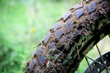  Enduro Motosikleti Toprakta. Yüksek kalite fotoğraf