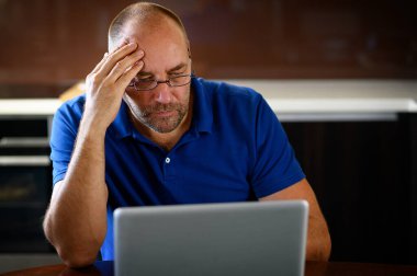 Evdeki bilgisayardaki düşünceli adamlar. Yüksek kalite fotoğraf