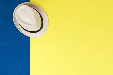 Gezgin 'in aksesuarlarının yukarıdan görünüşü. Önemli tatil eşyaları. Seyahat konsepti. Düz yatıyordu. Yüksek kalite fotoğraf