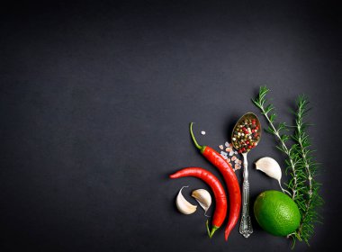 Çeşitli baharatlar kaşık, biber, limon, sarımsak, fotokopi alanı, siyah arka plan. Yüksek kalite fotoğraf