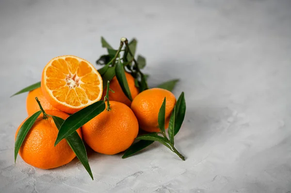 Mandarins Leaves Grey Concrete Background Flat Lay High Quality Photo — Stock Photo, Image