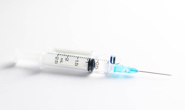 Coronavirus covid-19 aşı şişesi resimli bir resim, laboratuvarda analiz ve Covid-19 enfeksiyon diyajı için biyolojik bir tüp ile doktor. Yüksek kalite fotoğraf