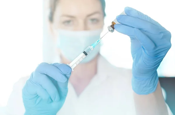 Concepto Cura Sanitaria Médico Tiene Vacuna Mano Guantes Médicos Azules — Foto de Stock