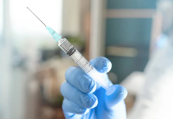 Concepto Cura Sanitaria Médico Tiene Vacuna Mano Guantes Médicos Azules — Foto de Stock
