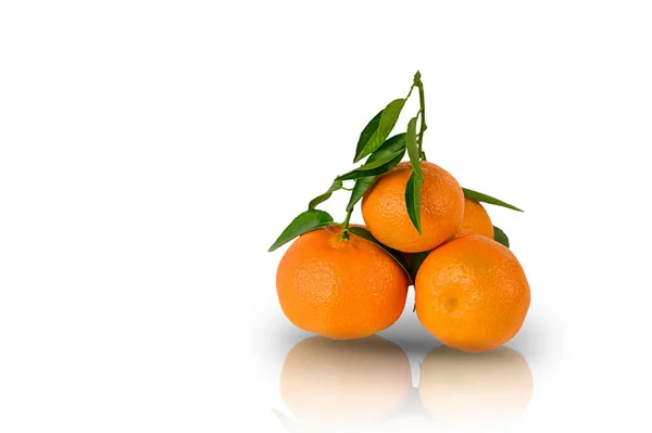 Tre Mandarini Clementine Con Foglia Verde Isolata Con Riflessione Fondo — Foto Stock