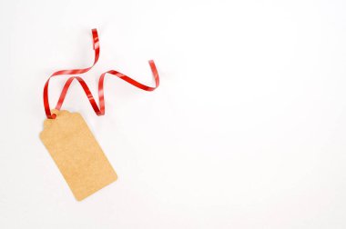 Beyaz arkaplandaki metin için alanı olan hediye kutusu için karton etiket. Üst Manzara. Yüksek kalite fotoğraf