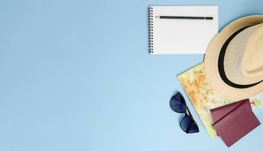 Gezgin 'in aksesuarlarının yukarıdan görünüşü. Önemli tatil eşyaları. Seyahat konsepti. Düz yatıyordu.