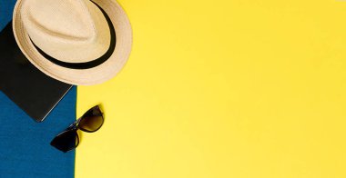 Gezgin 'in aksesuarlarının yukarıdan görünüşü. Önemli tatil eşyaları. Seyahat konsepti. Düz yatıyordu. Yüksek kalite fotoğraf