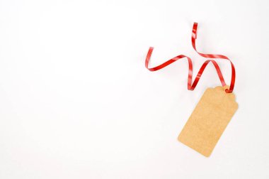 Beyaz arkaplandaki metin için alanı olan hediye kutusu için karton etiket. Üst Manzara. Yüksek kalite fotoğraf