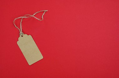 Kırmızı arkaplanda metin için alanı olan hediye kutusu için karton etiket. Üst Manzara. Yüksek kalite fotoğraf