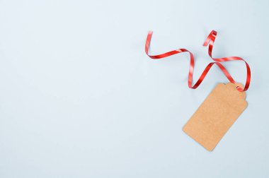 Hediye kutusu için karton etiket ve gök mavisi arka planda metin için boşluk. Üst Manzara. Yüksek kalite fotoğraf