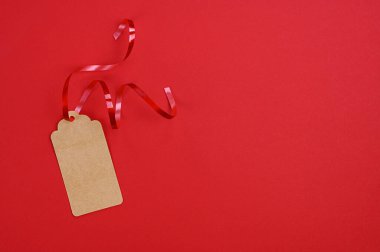 Kırmızı arkaplanda metin için alanı olan hediye kutusu için karton etiket. Üst Manzara. Yüksek kalite fotoğraf