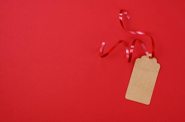 Kırmızı arkaplanda metin için alanı olan hediye kutusu için karton etiket. Üst Manzara. Yüksek kalite fotoğraf
