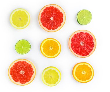 Beyaz arka planda turunçgiller, yapraklar ve çiçeklerle kaplı kare kompozisyon, izole edilmiş düz alan. Yüksek kalite fotoğraf