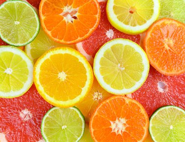 Arka plan kompozisyonu narenciye meyveleri, yapraklar ve çiçeklerle bembeyaz arka plan, düzlük. Yüksek kalite fotoğraf