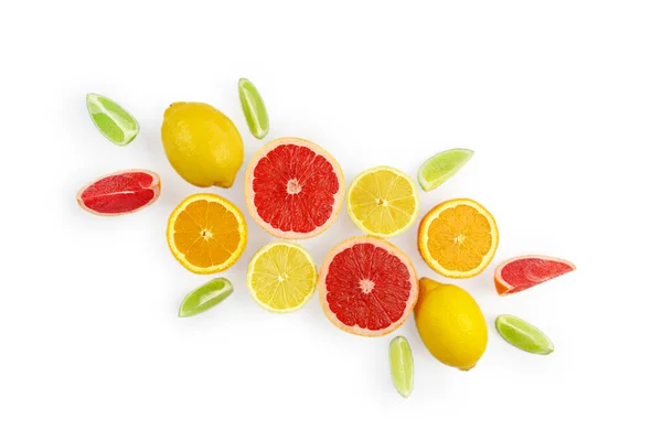 柑橘系の果物 葉や白の背景に花とフラットレイアウト組成 — ストック写真