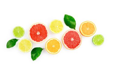 Beyaz arka planda turunçgiller, yapraklar ve çiçeklerle bembeyaz bir bileşim yatıyordu.