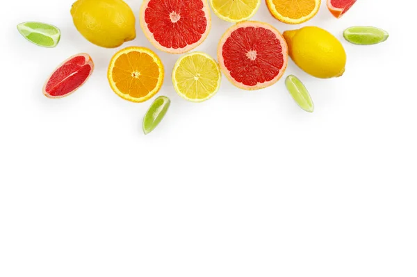 柑橘類、葉や白の背景に花とフラットレイアウト組成、コピースペース. — ストック写真