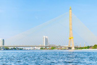 Bangkok, Tayland 'daki Chao Phraya nehri üzerindeki Rama VIII köprüsü..