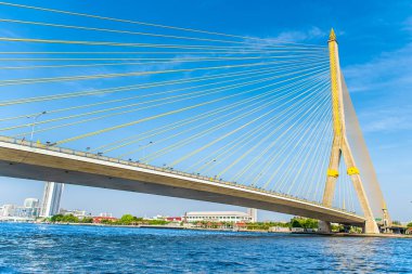 Bangkok, Tayland 'daki Chao Phraya nehri üzerindeki Rama VIII köprüsü..