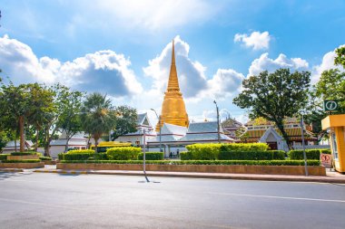 Bangkok, Tayland - 20 Nisan 2020: Wat Bowonniwet Ratchaworawihan Tapınağı, tapınağın Khao San yolunda güzel bir Buda heykeli var..