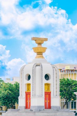 Bangkok, Tayland 'da mavi gökyüzü olan demokrasi abidesi. Demokrasi Anıtı bir anayasa anıtıdır.