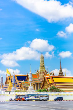 Bangkok, Tayland - 20 Nisan 2020: Wat Phra Kaew, Zümrüt Buda Tapınağı, Bangkok 'taki mavi gökyüzü tapınağı.