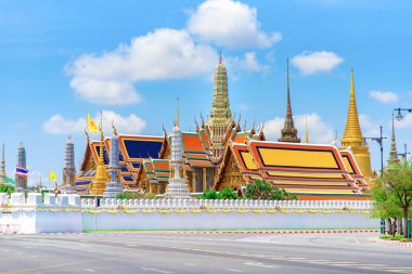 Bangkok, Tayland - 20 Nisan 2020: Wat Phra Kaew, Zümrüt Buda Tapınağı, Bangkok 'taki mavi gökyüzü tapınağı.
