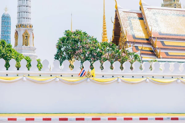 2020 Wat Bowonniwet Ratchaworawihan Temple 회장에는 도로에 커다란 아름다운 부처상이 — 스톡 사진