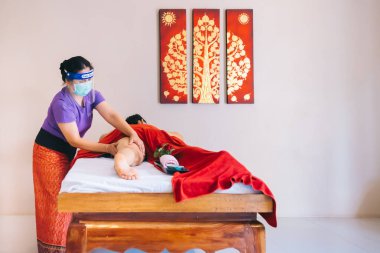Nonthaburi, Tayland - 29 Aralık 2020: COVID 19, Tayland masajı ve kaplıca koruması sırasında masaj ve spa, iyileşme ve rahatlama için spa, dingin spa tedavisi kavramı.