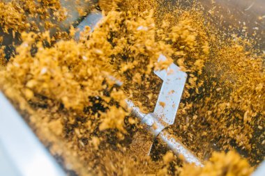 Kıyma makinesi, uskumru ve Tayland yemeği ile birlikte içinde malzemeler olan balık pirzolaları için kıyma pişirmek.