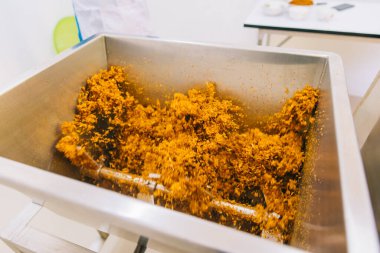 Kıyma makinesi, uskumru ve Tayland yemeği ile birlikte içinde malzemeler olan balık pirzolaları için kıyma pişirmek.