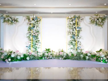 Düğün arkaplanı, çiçek ve düğün süsüsüyle bulanık