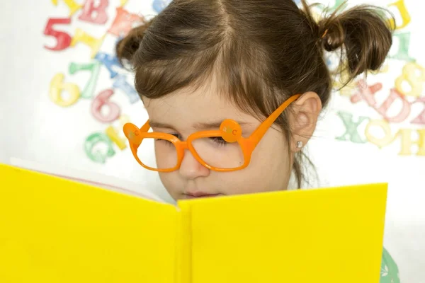 Preschooler is Reading — Stock Photo, Image