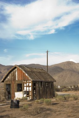 Terk edilmiş rustik Shack
