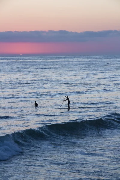 Dalga gün batımını izlemek