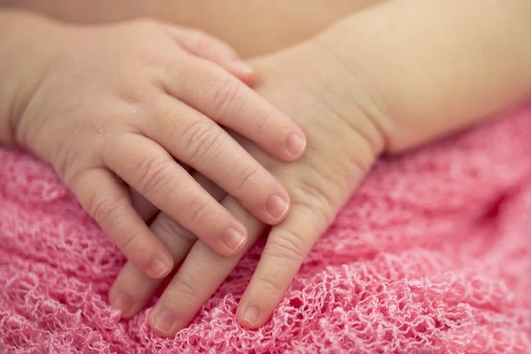 Mãos menina bebê — Fotografia de Stock